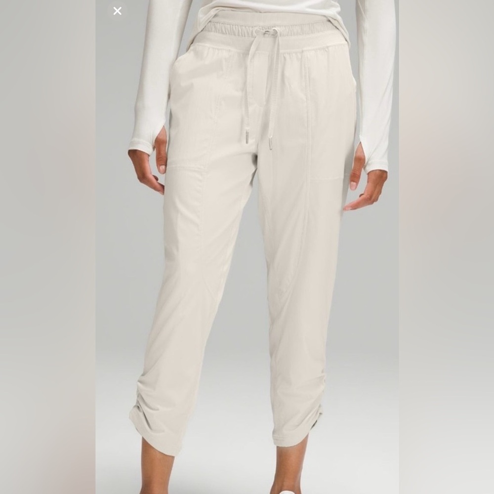 EUC Lululemon Dance Studio MR Crop